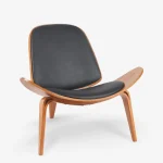 kancelariska fotelja vilma so visok ergonomski potpirač, beige PU koža i orehovo oboena iverica. Moderen dizajn za kancelarija, dnevna soba ili prostor za relaksacija.