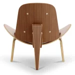 kancelariska fotelja vilma so visok ergonomski potpirač, beige PU koža i orehovo oboena iverica. Moderen dizajn za kancelarija, dnevna soba ili prostor za relaksacija.